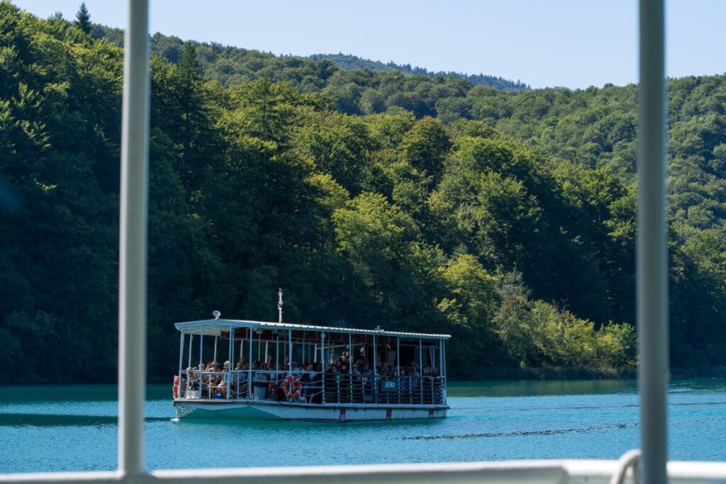Mit dem Boot über den Kozjak See bei den Plitvicer Seen