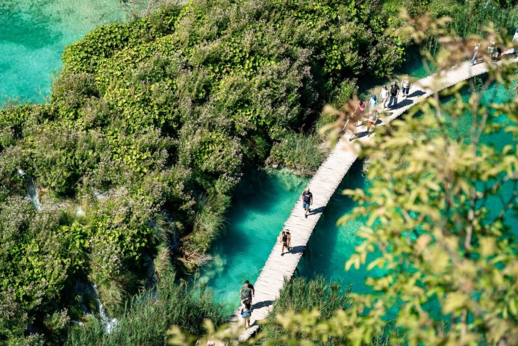 Touristen laufen über die Holzwege bei den Plitvicer Seen