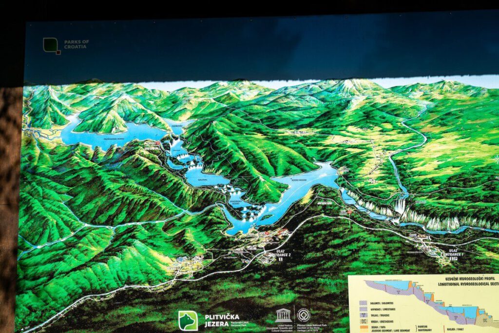 Schild mit Orientierungskarte im Nationalpark Plitvicer Seen