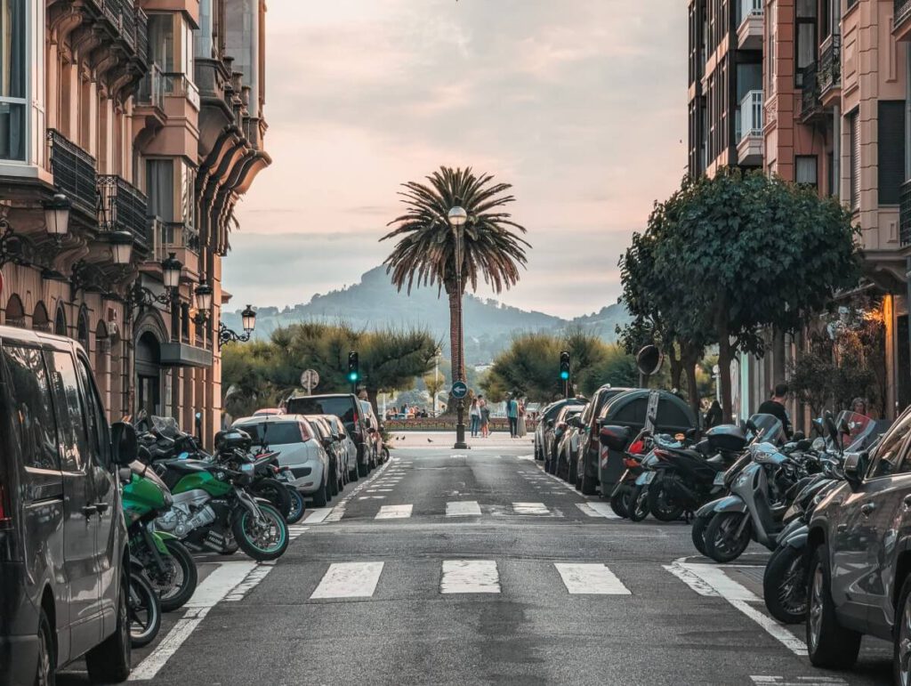 Straße mit Palme in San Sebastian