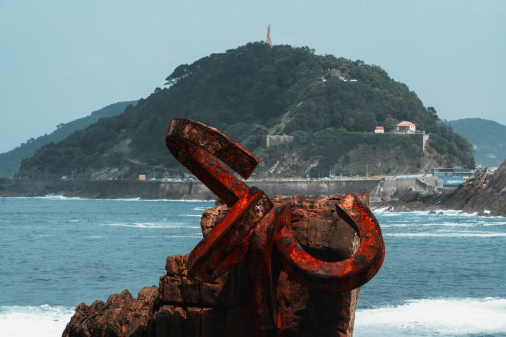 Peine del Viento Berg im Hintergrund