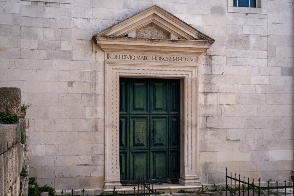 Historische Tür in Šibenik