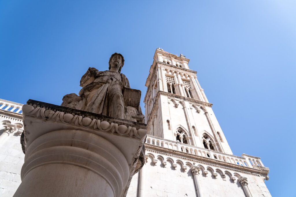 Statue des Heiligen Johannes vor der KAthedrale von Trogir