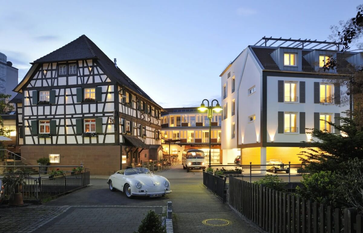 Hotel Ritter Durbach Außenansicht mit Oldtimern
