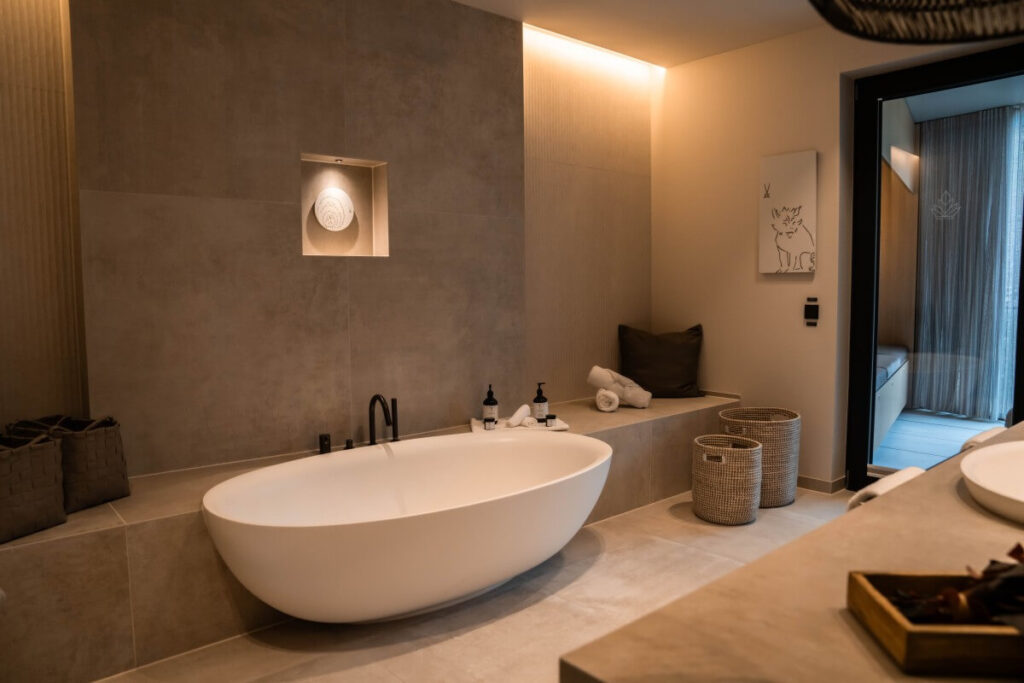 Designbadewanne im Hotel und Spa Suiten Freiwerk Badbereich der Private Spa Suite.