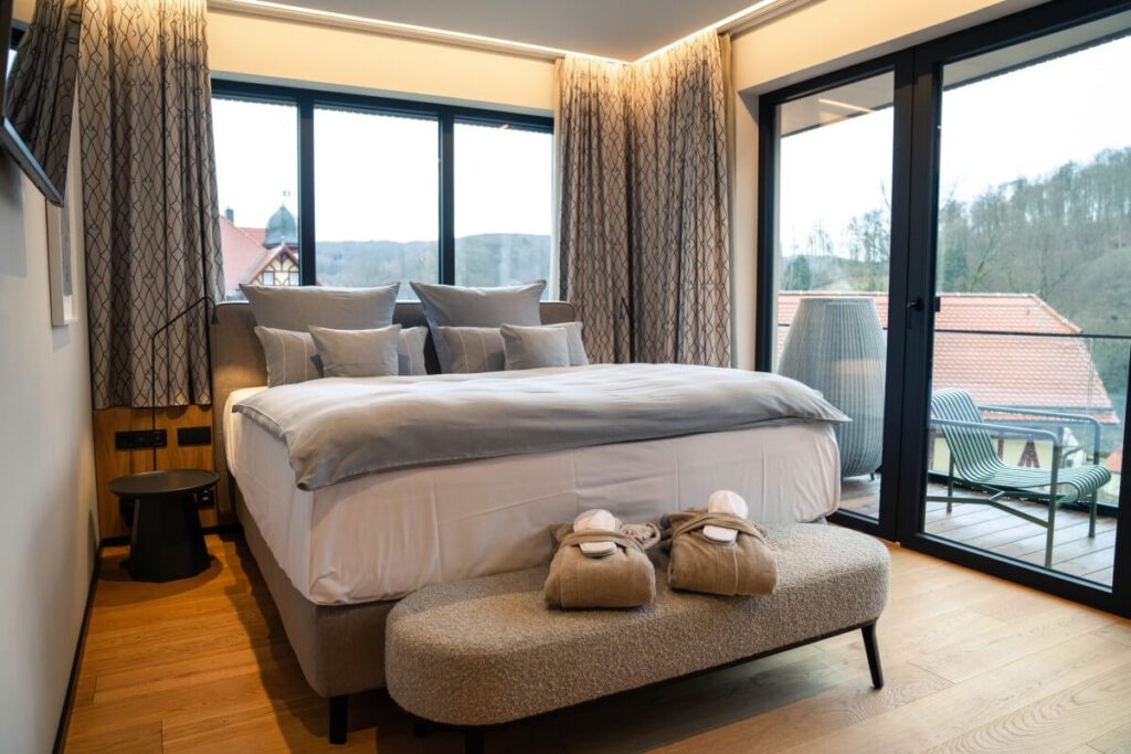 Schlafbereich mit Bett in einer Private Spa Suite im Hotel und Spa Suiten Freiwerk