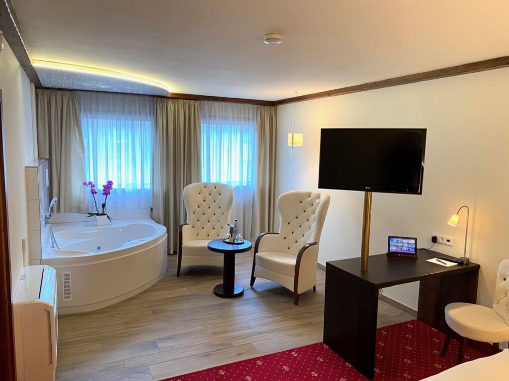 Whirlpool im Zimmer in der Juniorsuite im Hotel zur Weinsteige