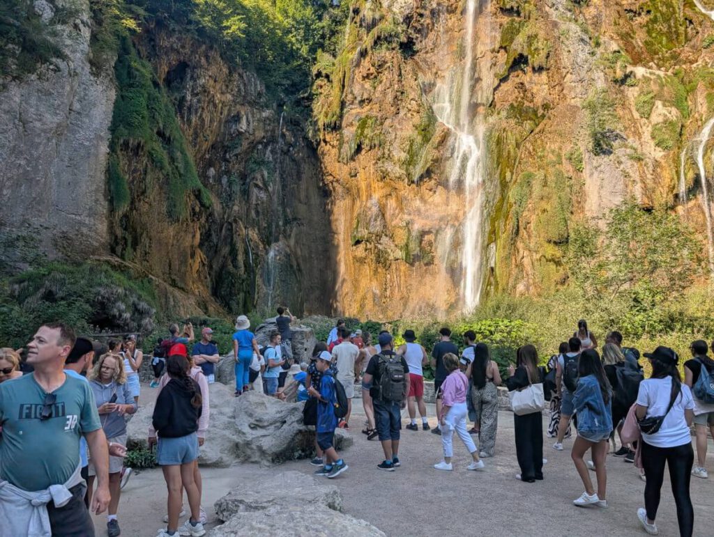 Touristen am Veliki Slap im Nationalpark Plitvicer Seen