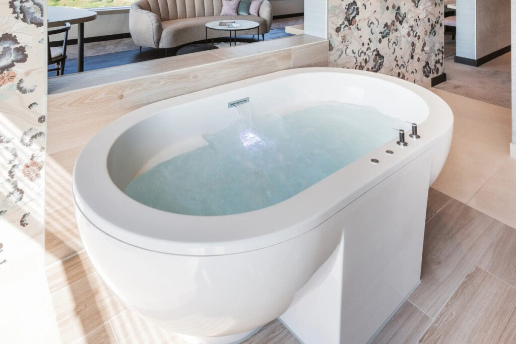 Whirlpool mit eingelassenem Wasser in einer Yin Yang Suite im Van der Valk Hotel
