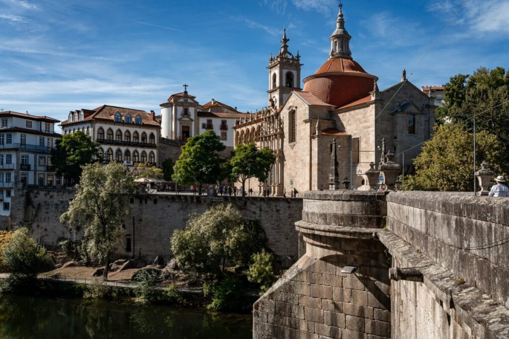 Ponte de São Gonçalo mit Klosterplatz
