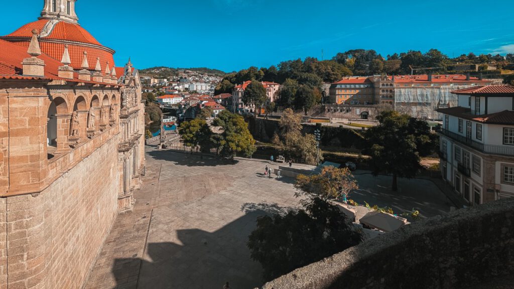 Der Blick auf den Klosterplatz von der Kirche aus in Amarante
