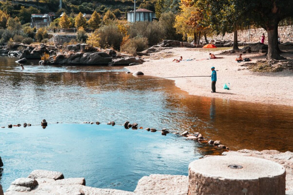 Bewohner Amarantes am Praia Fluvial das Azenhas
