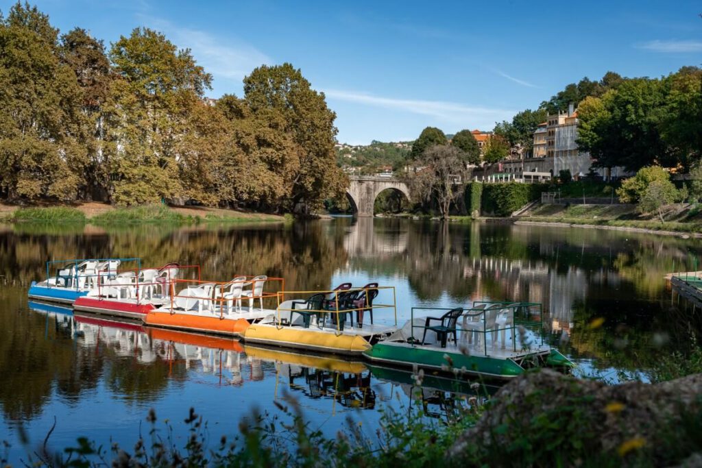 Amarante bunte Ruderboote