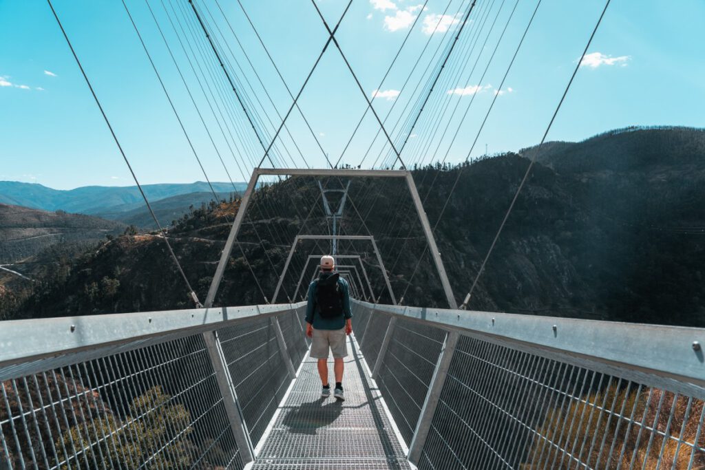 Mann läuft auf der Arouca 516 Brücke