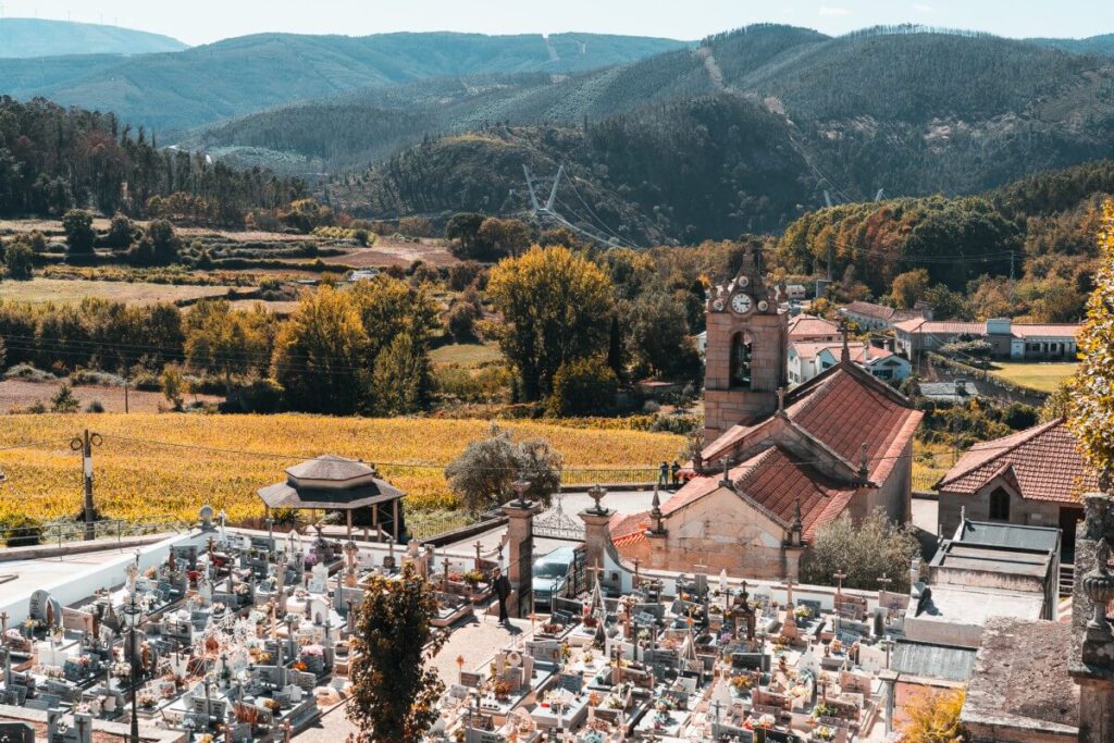 Friedhof von Alvarenga mit der Arounca 516 Brücke im Hintergrund