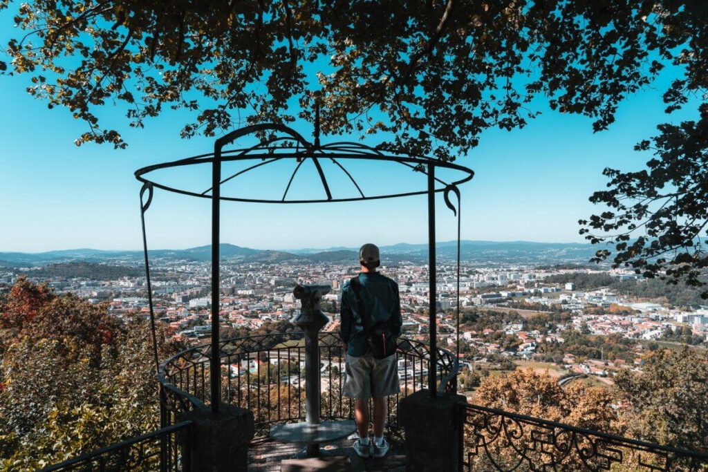 Mann genießt den Blick über Braga von einer Aussichtsplattform am Bom Jesus do Monte.
