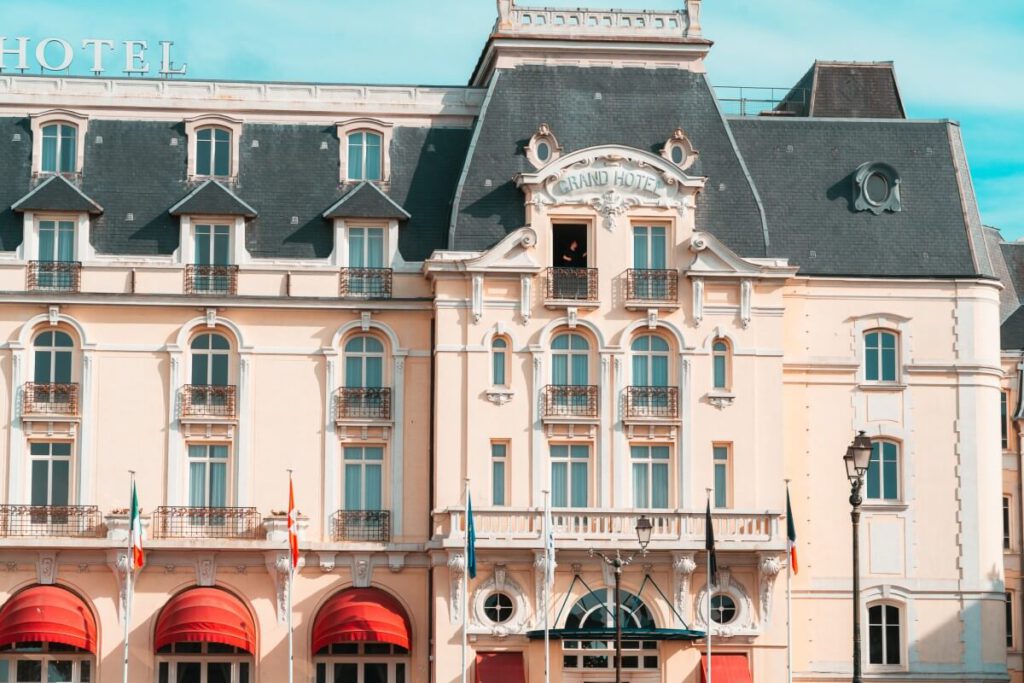 Mann am Fenster im Grand Hotel in Cabourg