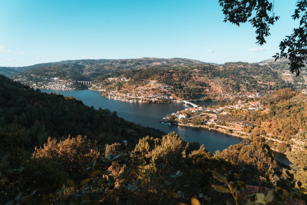Blick auf Dour vom Miradouro da Foz do Rio Bestanca