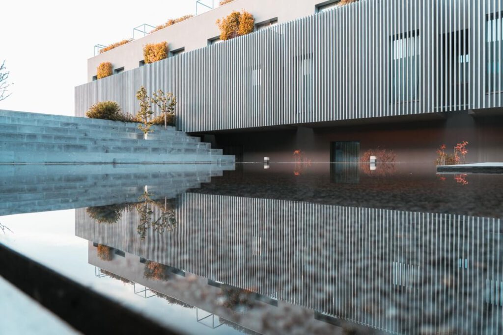 Wasserspiegelungen im Innenhof des Eurostars Santa Luzia