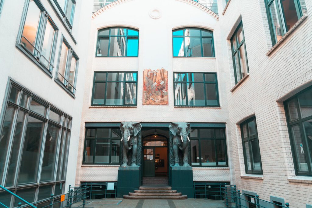 Afrikahaus Innenhof mit Bronze-Elefanten