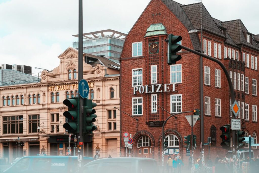 Davidwache und das St. Pauli Theater in Hamburg