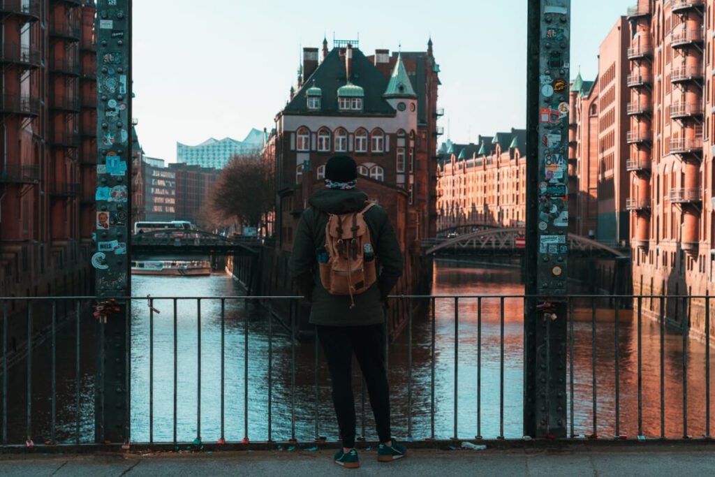 Poggenmühlenbrücke Tourist blickt in die Speicherstadt Hamburgs