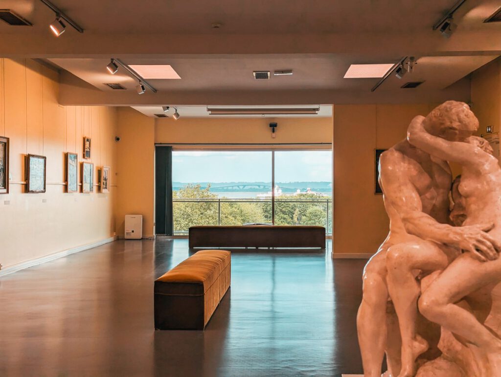 Katia-Granoff Zimmer mit Blick ins Grüne.