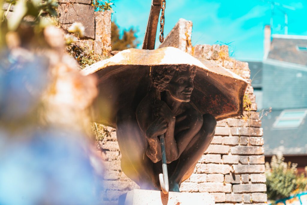 Bronzene Statue im Jardin du Tripot in Honfleur