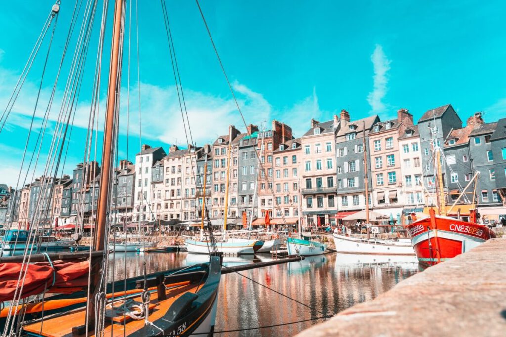 Boote und Häuser im Le Vieux-Bassin