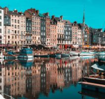 Spiegelung der dünnen Häuser im Wasser am Le Vieux-Bassin