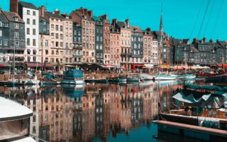 Spiegelung der dünnen Häuser im Wasser am Le Vieux-Bassin