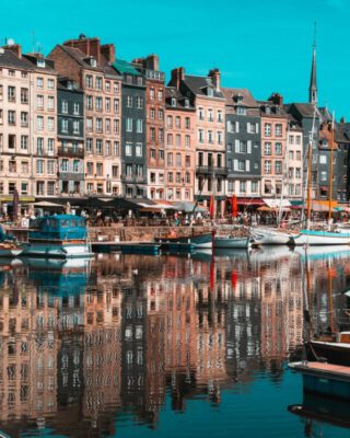 Spiegelung der dünnen Häuser im Wasser am Le Vieux-Bassin