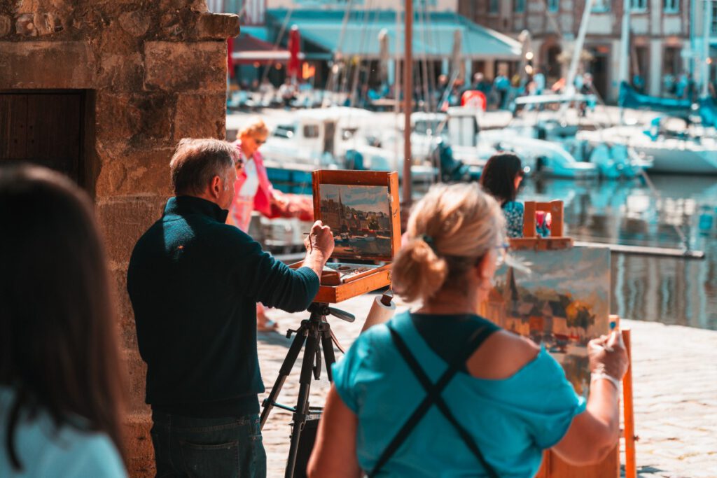 2 Maler am Le Vieux-Bassin zeichnen die Häuser