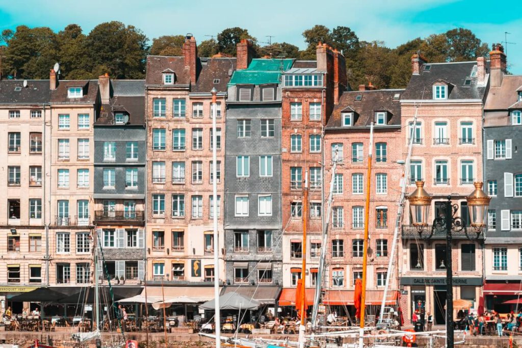 schmalen Häuser mit Schieferdächern in Honfleur