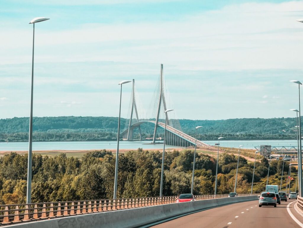 Straße über die Pont de Normandie in Frankreich über die Seine