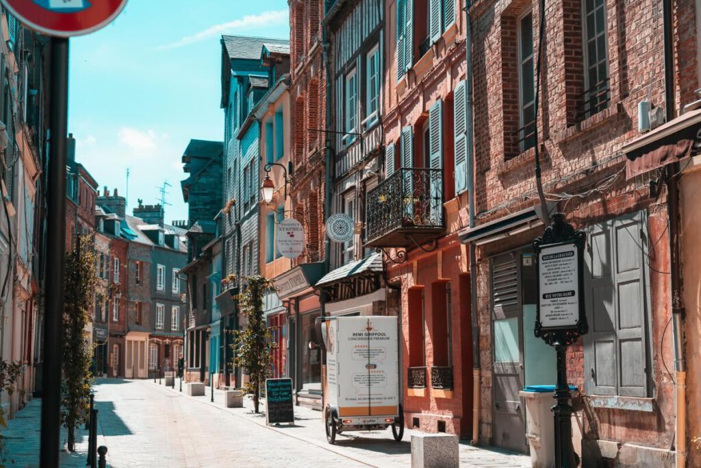 Malerische Gasse in Honfleur