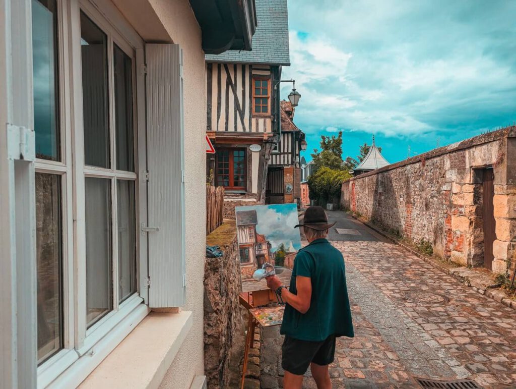 Künstler malt eine Gasse in Honfleur auf seiner Leinwand