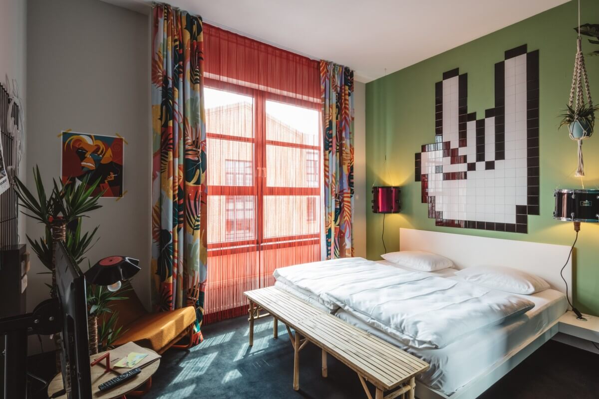 Modernes Zimmer Design und Lifestyle-Atmosphäre in der Superbude Hamburg Altona