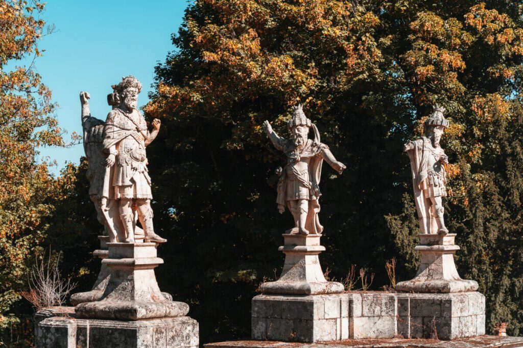 18 Statuen der Könige Israels am Santuario de Nossa Senhora dos Remedios