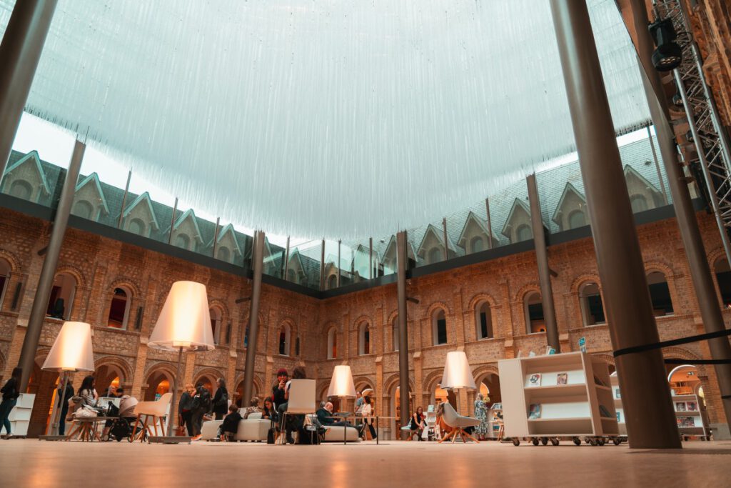 lichtdurchfluteter Innenhof des Les Franciscaines in Douville