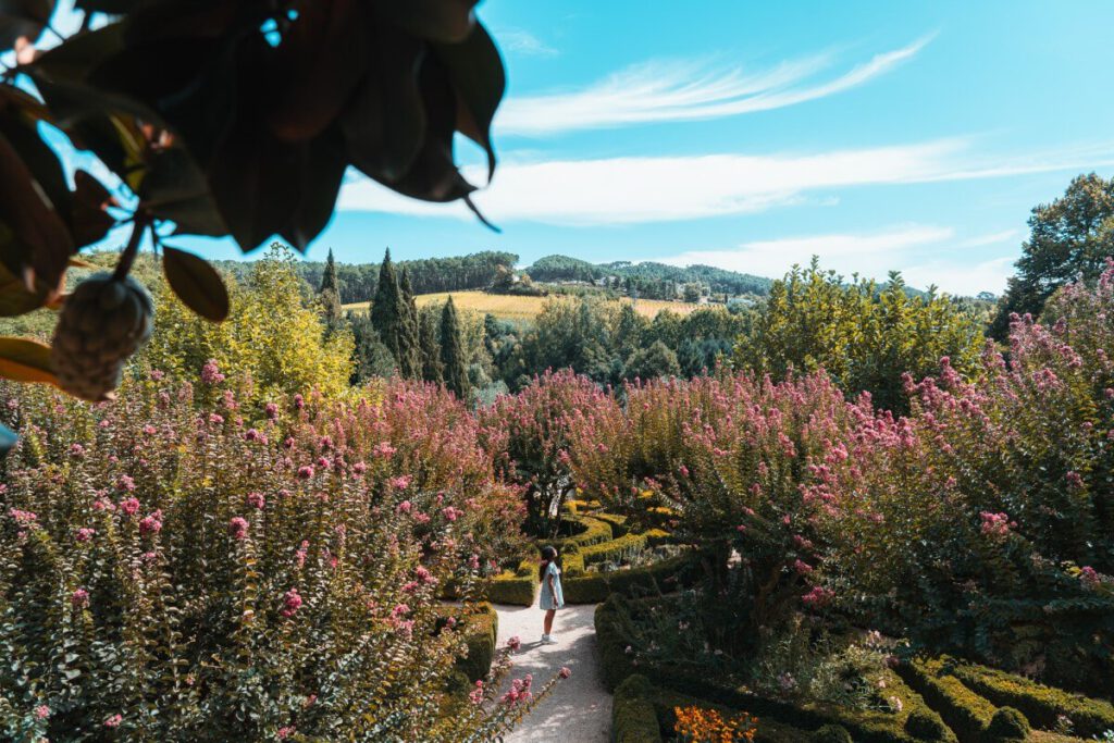 Der Blumengarten des Mateuspalastes mit Weinbergen im Hintergrund