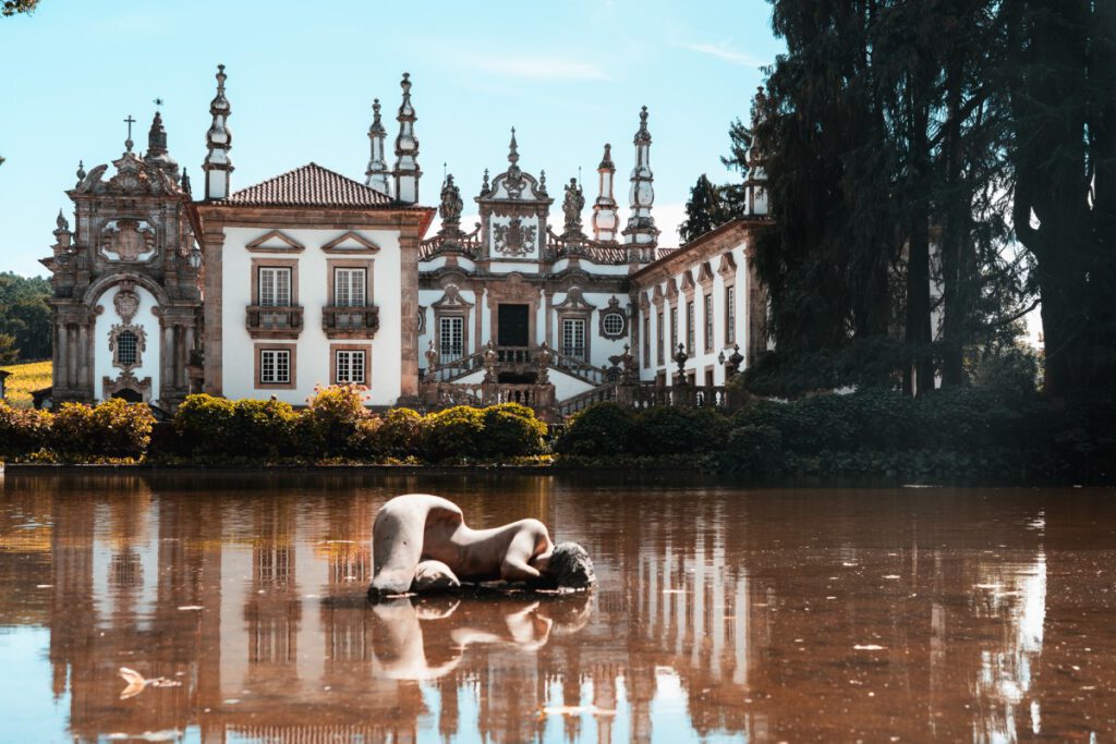 Spiegelung des Mateuspalastes im Wasser