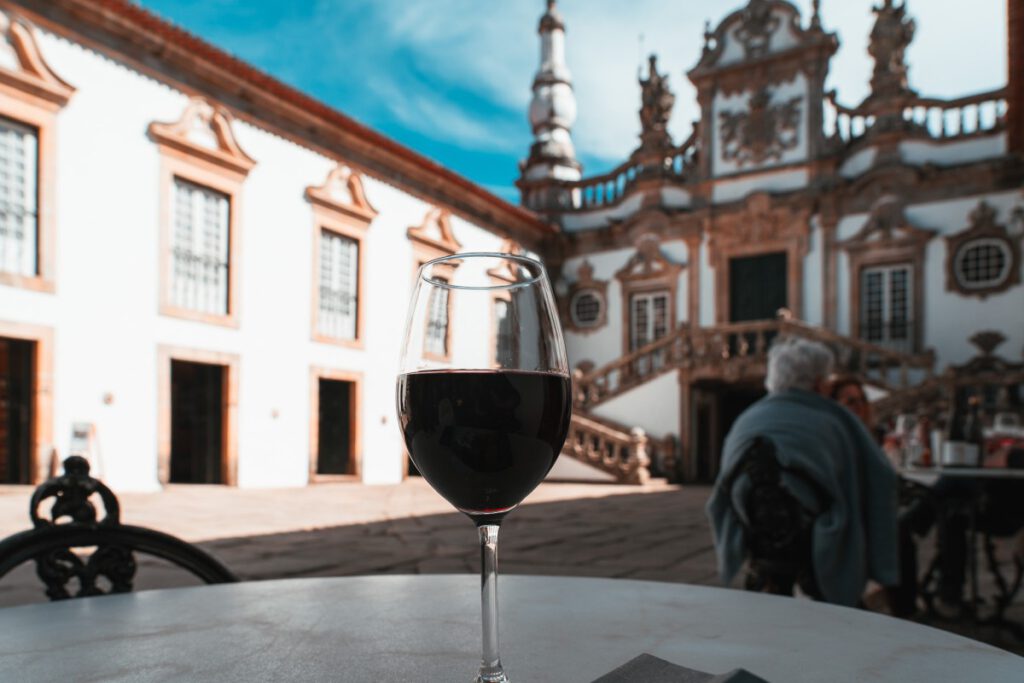 Weinglas mit Rotwein im Inneren des Mateus Palast