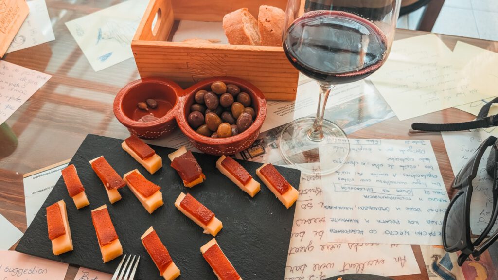 Käse, Oliven und Wein aus der Region im Cardanho dos Presuntos