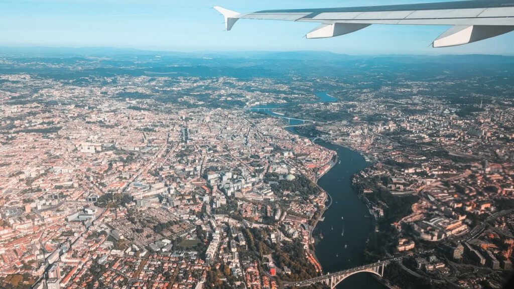 Flugzeug über Porto
