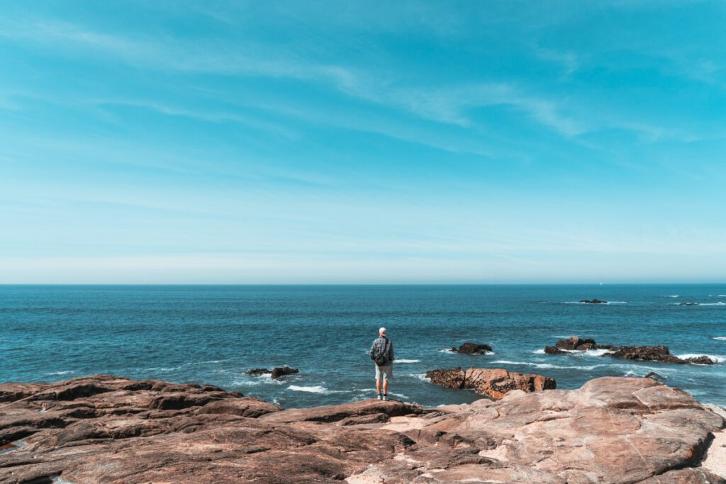 Mann steht an der Klippe an der Atlantikküste in Nordportugal
