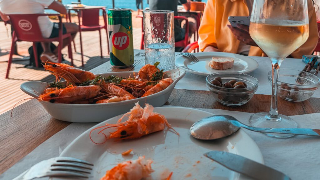 Krabben und Wein auf dem Teller im Seafood Restaurant