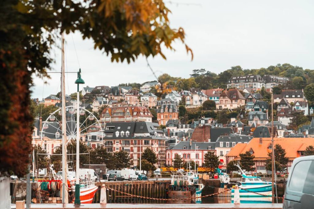 Die Villen von Trouville am Hang.