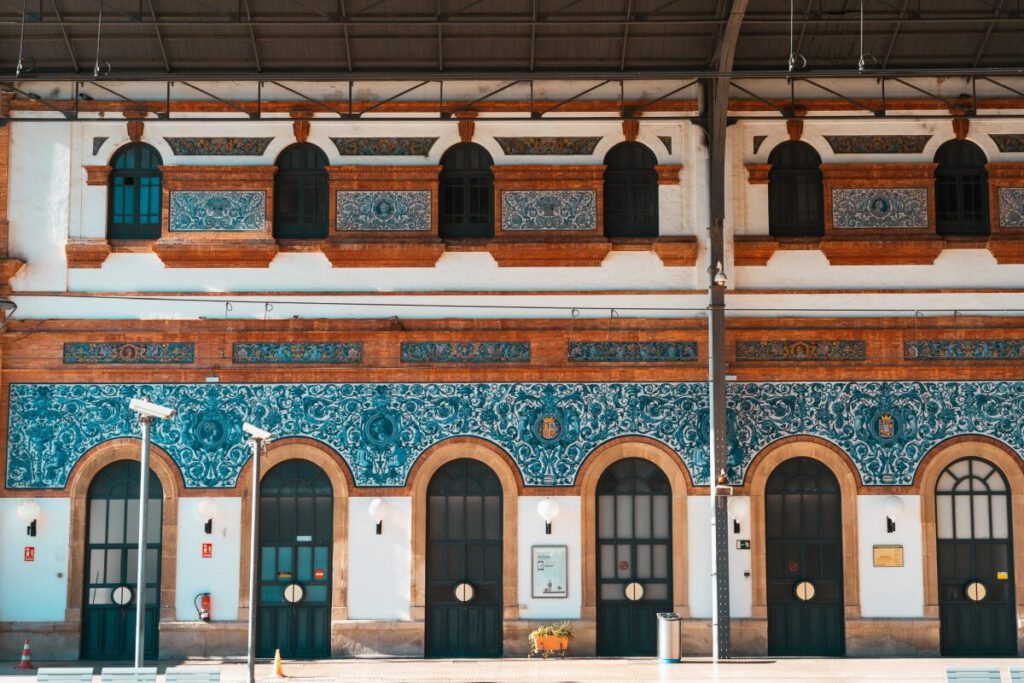 blaue und gelbe Keramikfliesen (Azulejos) am Bahnhof Jerez.