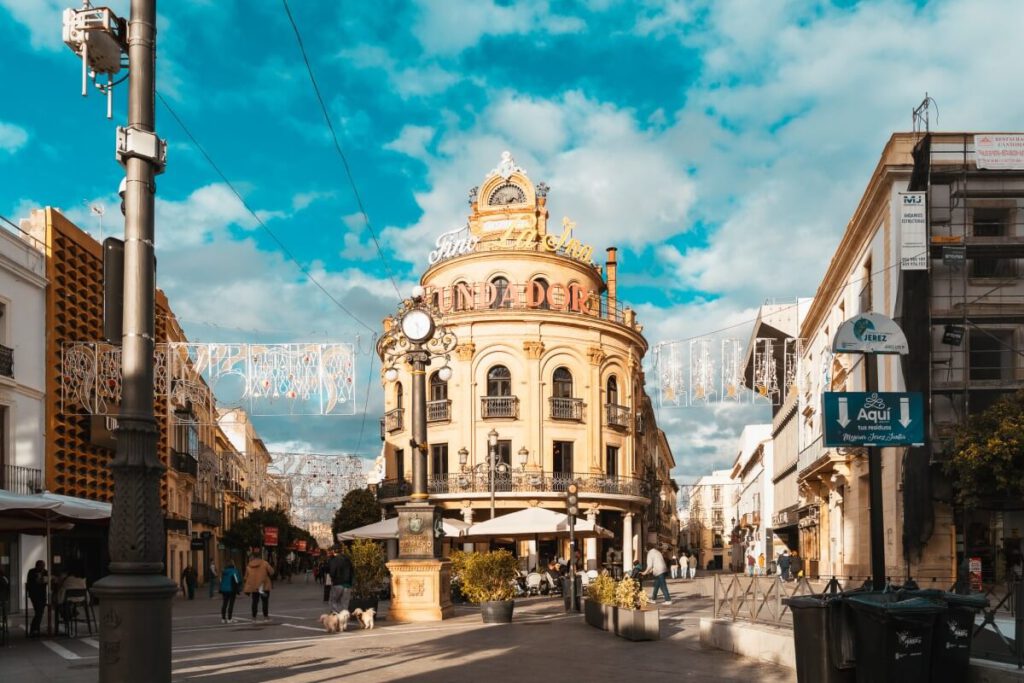 rundes Gebäude namens Gallo Azul  in JErez de la Frontera